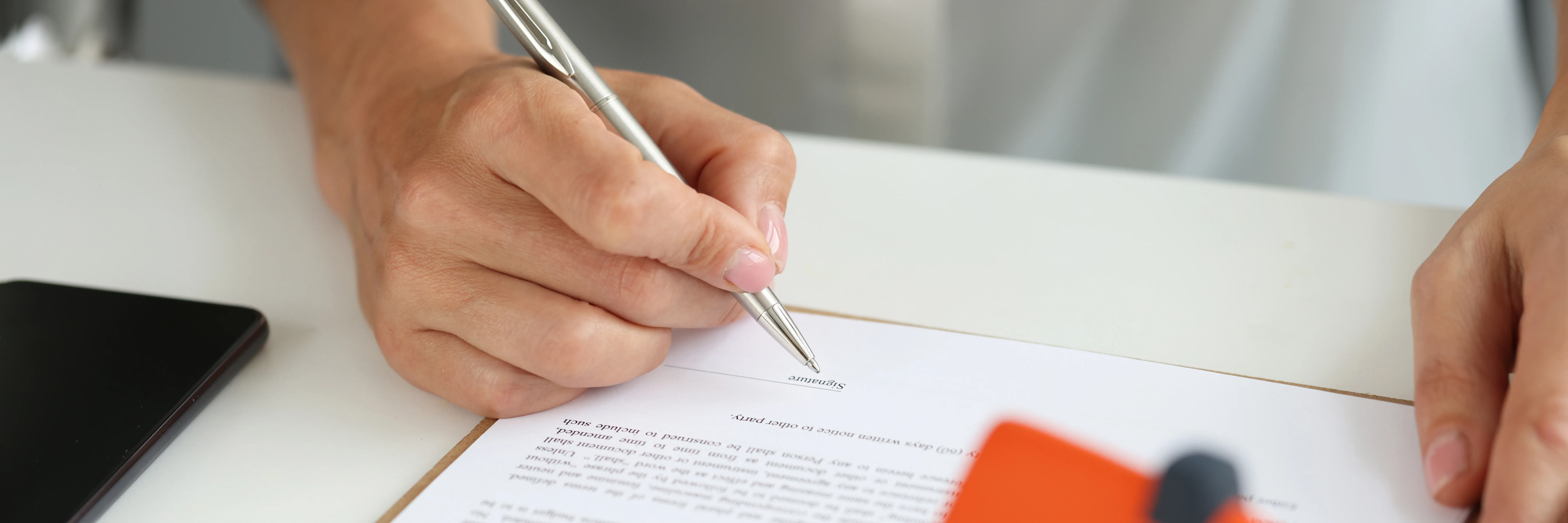 Abogado especialista en startups revisando documentos